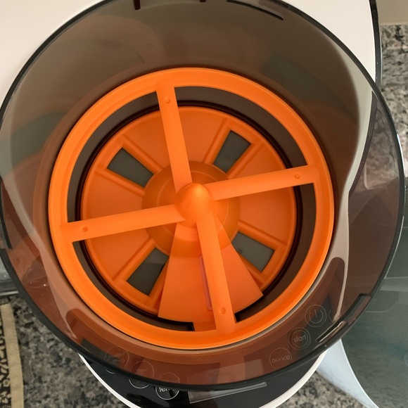 Baby Brezza formula mixer - Picture 2 of 3